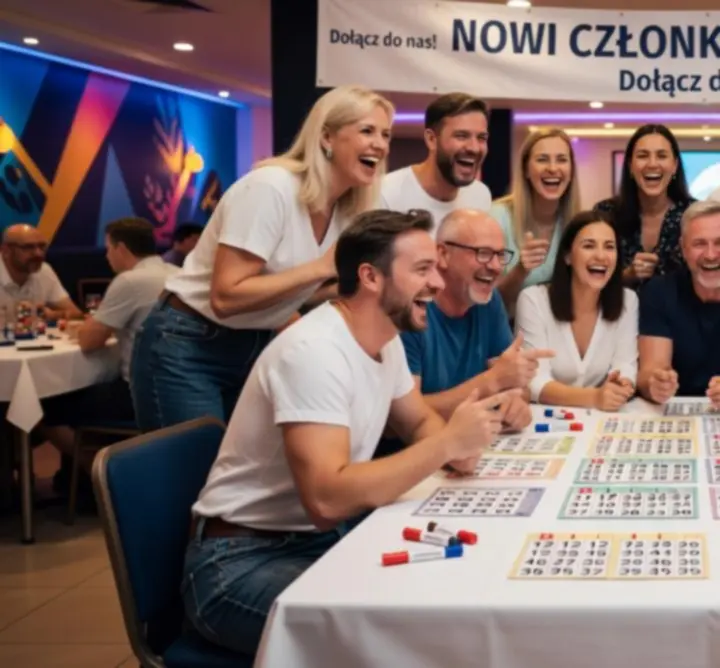 Uśmiechnięci członkowie bingo klubu Petoventra podczas wieczoru bingo