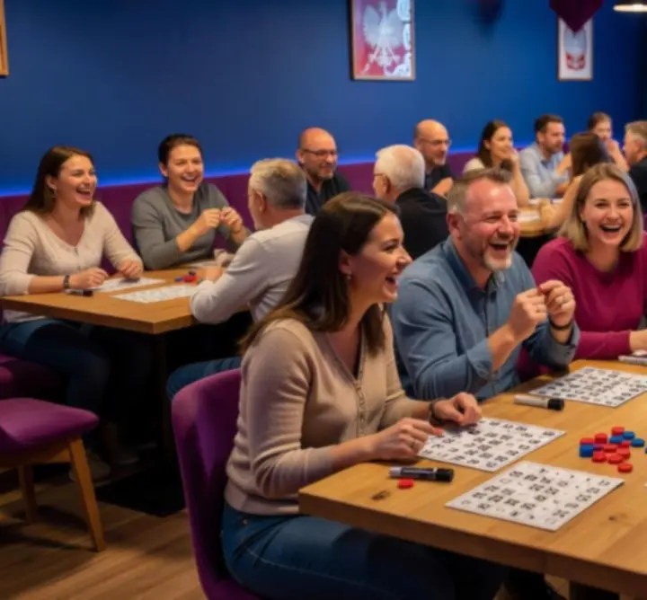 Uśmiechnięci uczestnicy wieczoru bingo w klubie PETOVENTRA